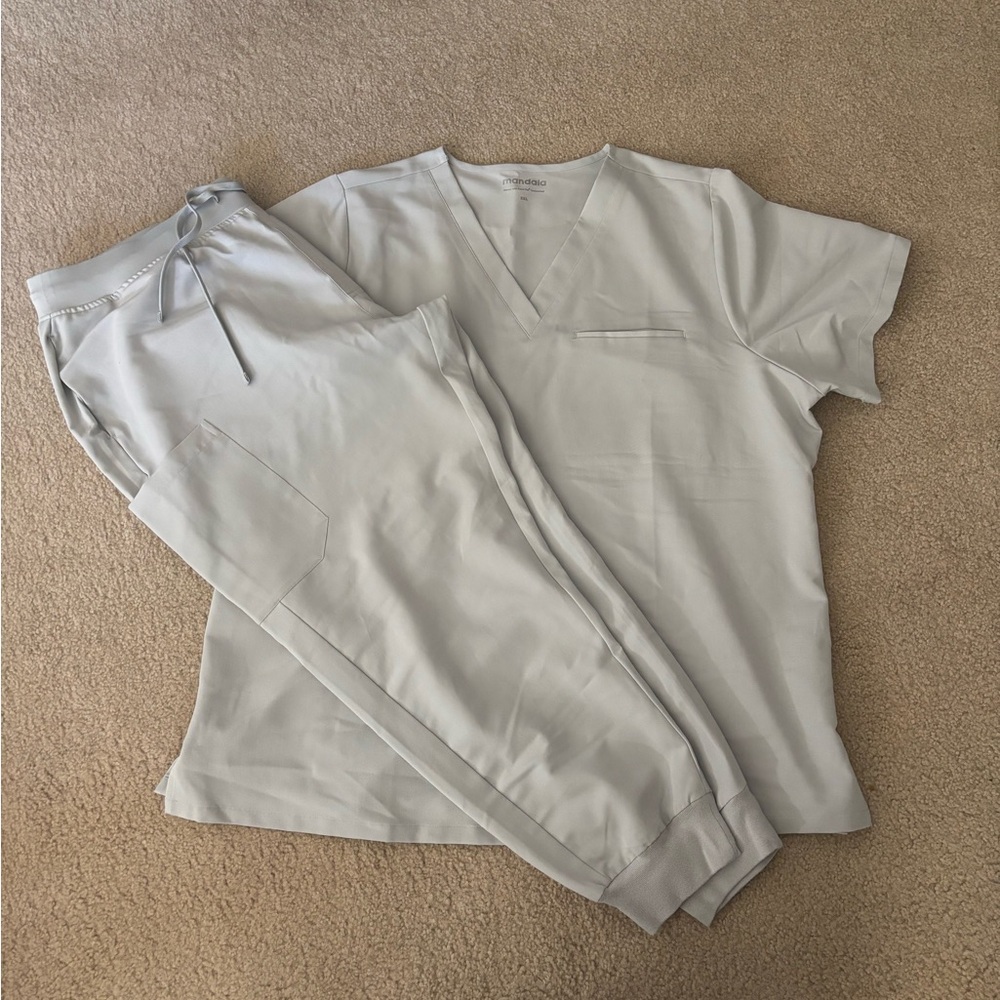 Mandala - Women’s Light Gray Scrub Set - V-Neck Top & Drawstring Jogger Pants